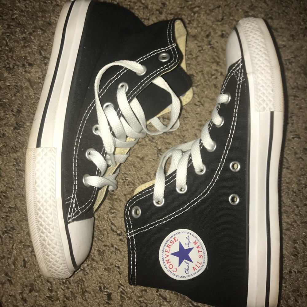 BLACK CONVERSE HIGHTOPS